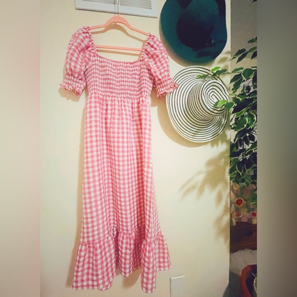 It’s a beautiful pink&wht maxi dress. - Picture 2 of 4